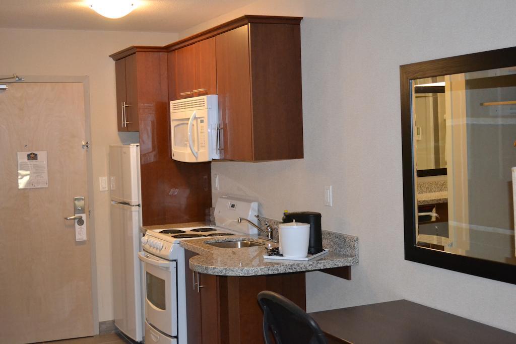 Western Star Inn And Suites Carlyle エクステリア 写真
