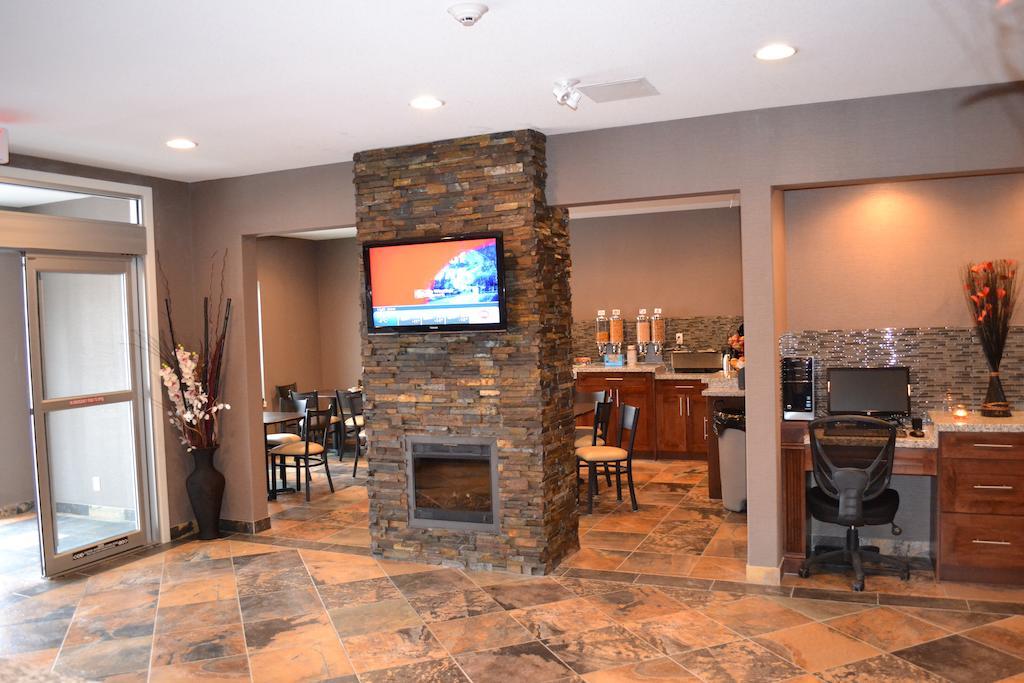 Western Star Inn And Suites Carlyle エクステリア 写真
